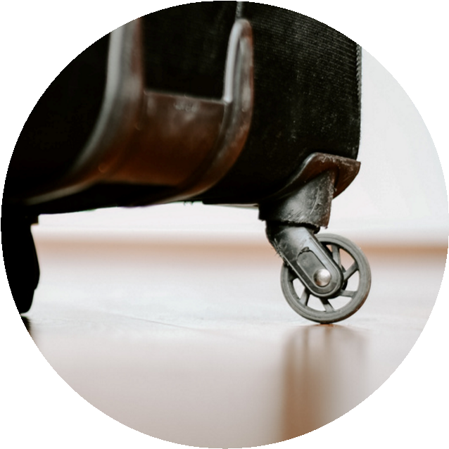 Foto mostrando rodinhas em bolsas