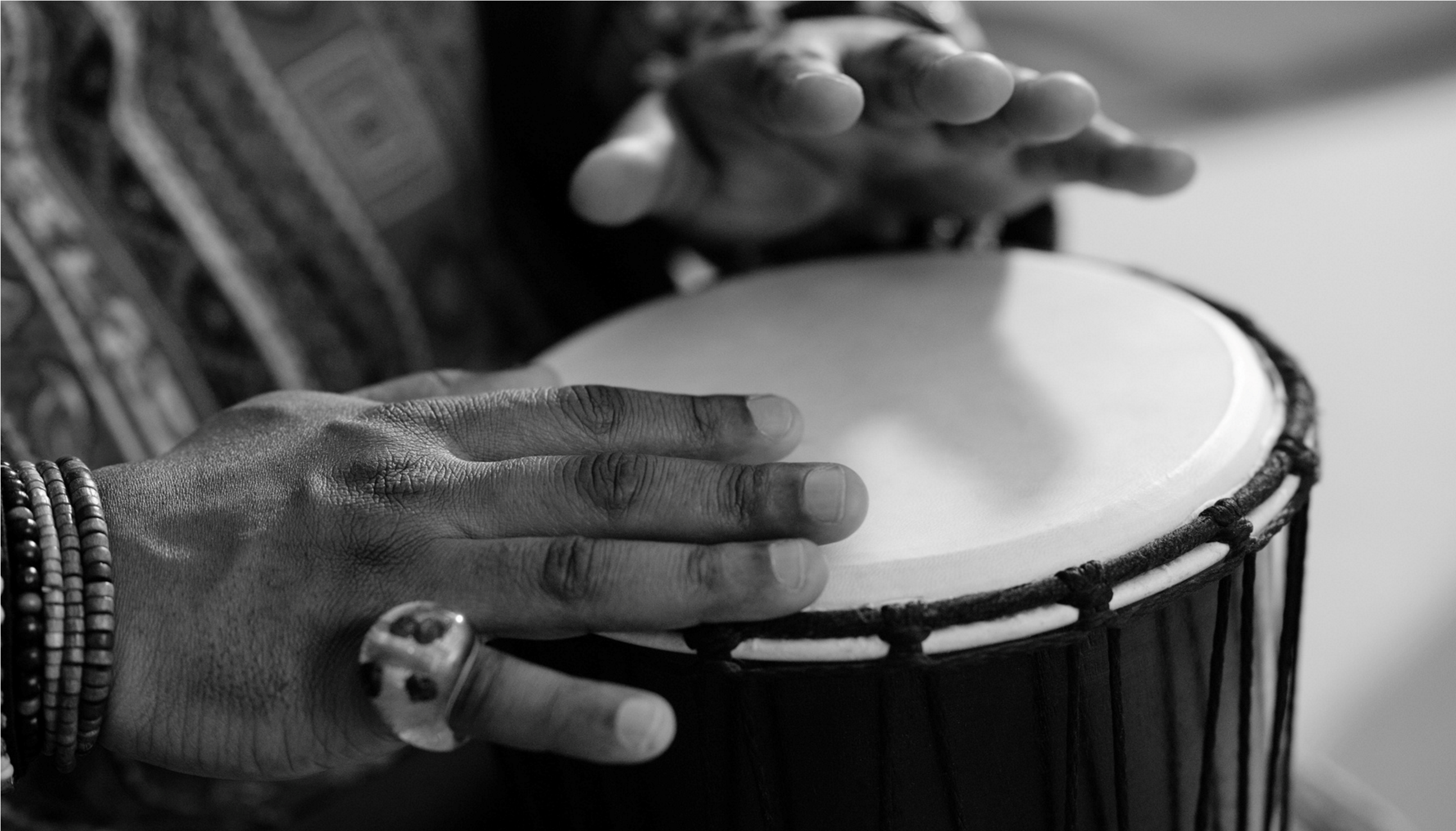 Foto de homem tocando tambor