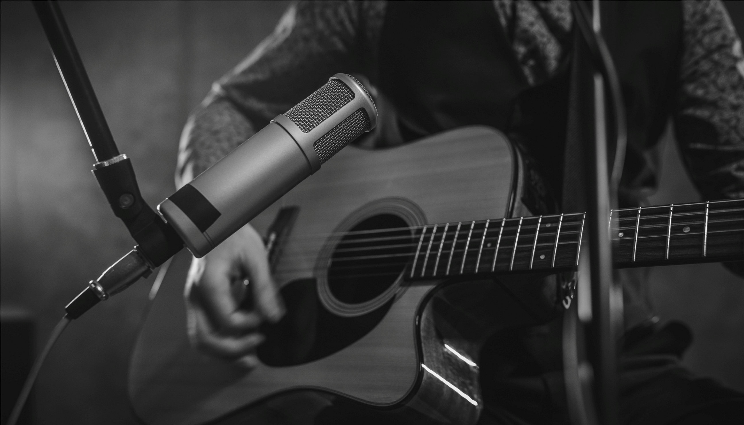 Foto de homem tocando violão